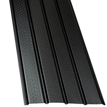 Panneau de soffite ventilé en aluminium Gentek noir, quatre bandes perforées