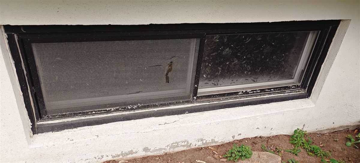 Photo de chantier : Joint écaillé et peinture qui s'effrite autour d'une fenêtre